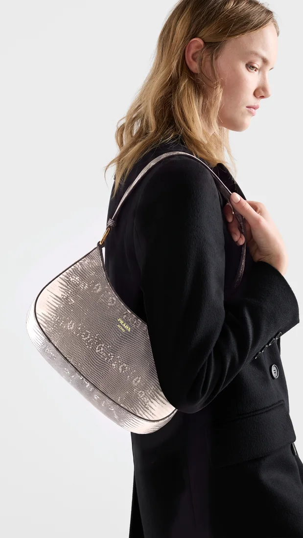 Prada 1BC312 lucertola indossata da modella con cappotto nero, output V02