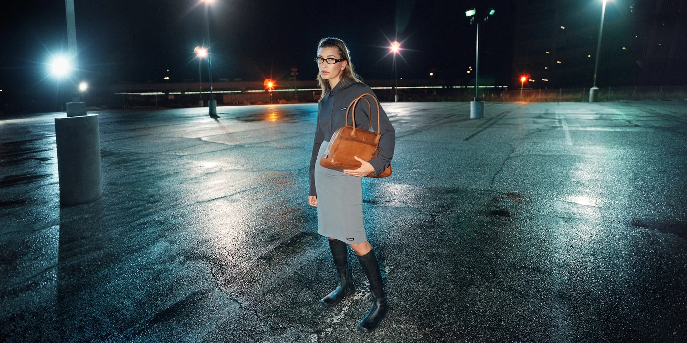 Campagna ufficiale Miu Miu FW26: ambientazione notturna